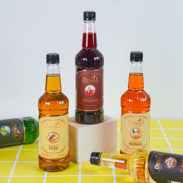 Denali Yuzu Syrup dituangkan ke dalam minuman citrus mocktail