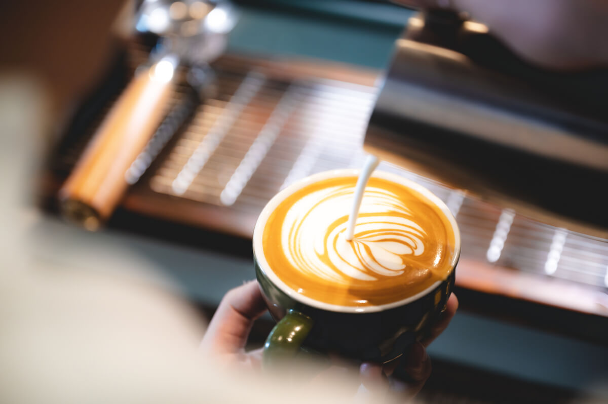 Latte art menggunakan mesin espresso Hambach