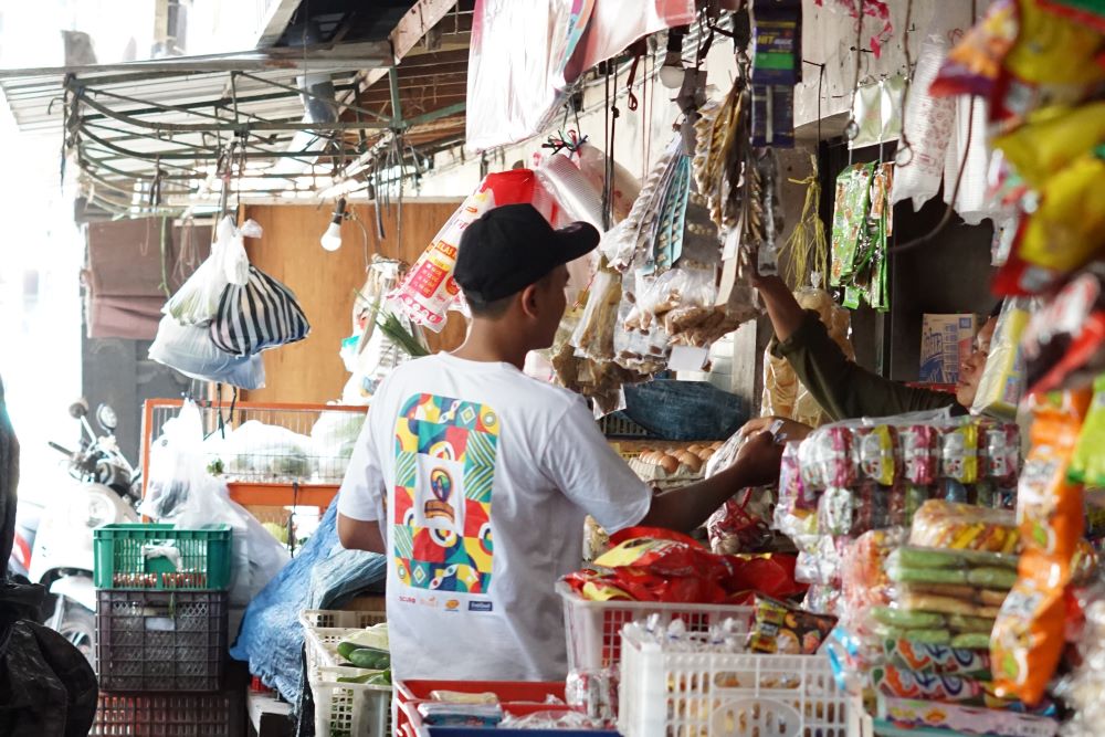 Finalis BWC 2025 berbelanja bahan minuman di pasar tradisional.