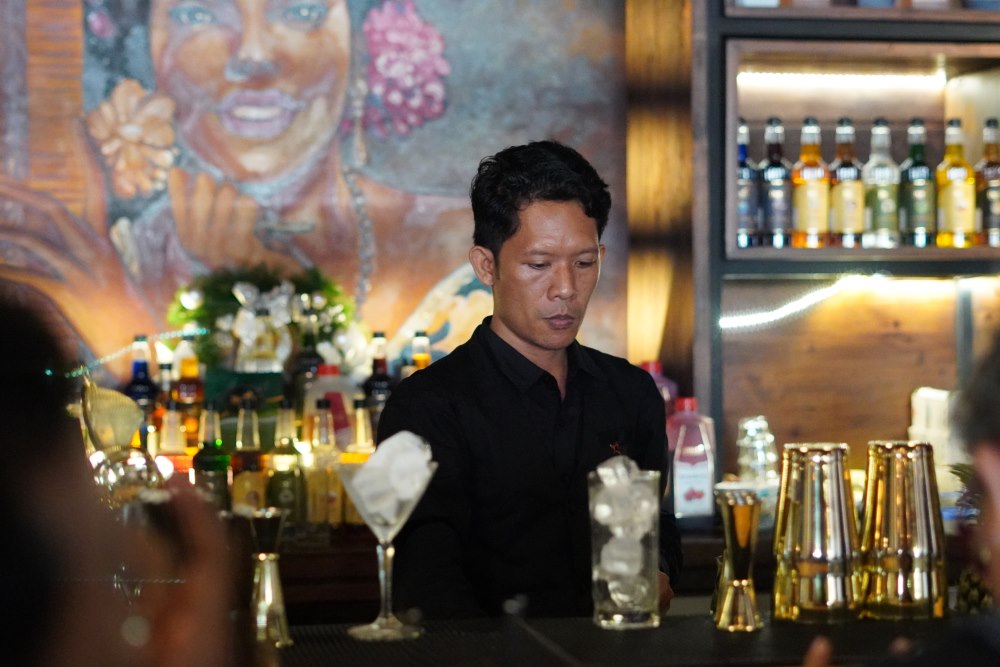 Finalis BWC 2025 meracik minuman dari bahan Mystery Box.