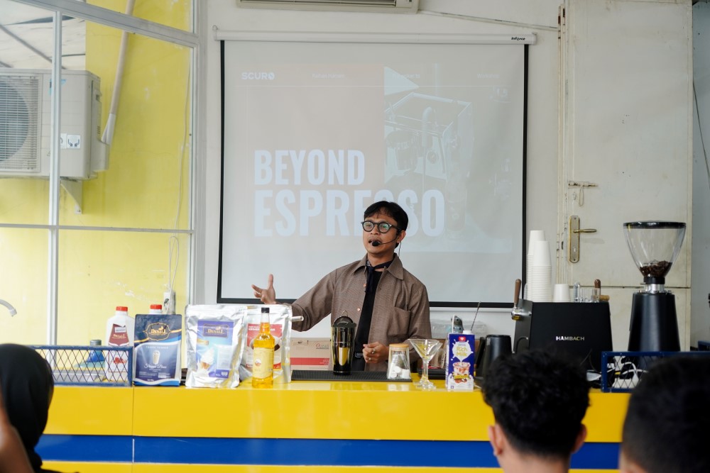 Raihan Hansen membawakan workshop espresso di Beyond Espresso bersama Scuro