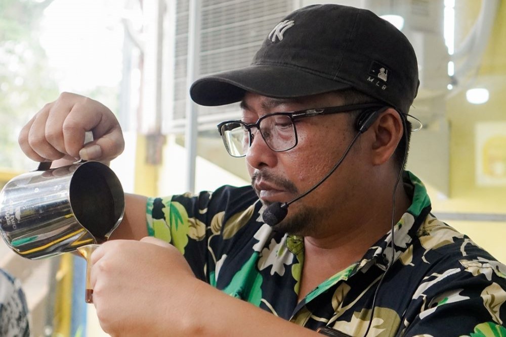 Peserta kompetisi Beyond Espresso menyiapkan minuman dengan produk Denali