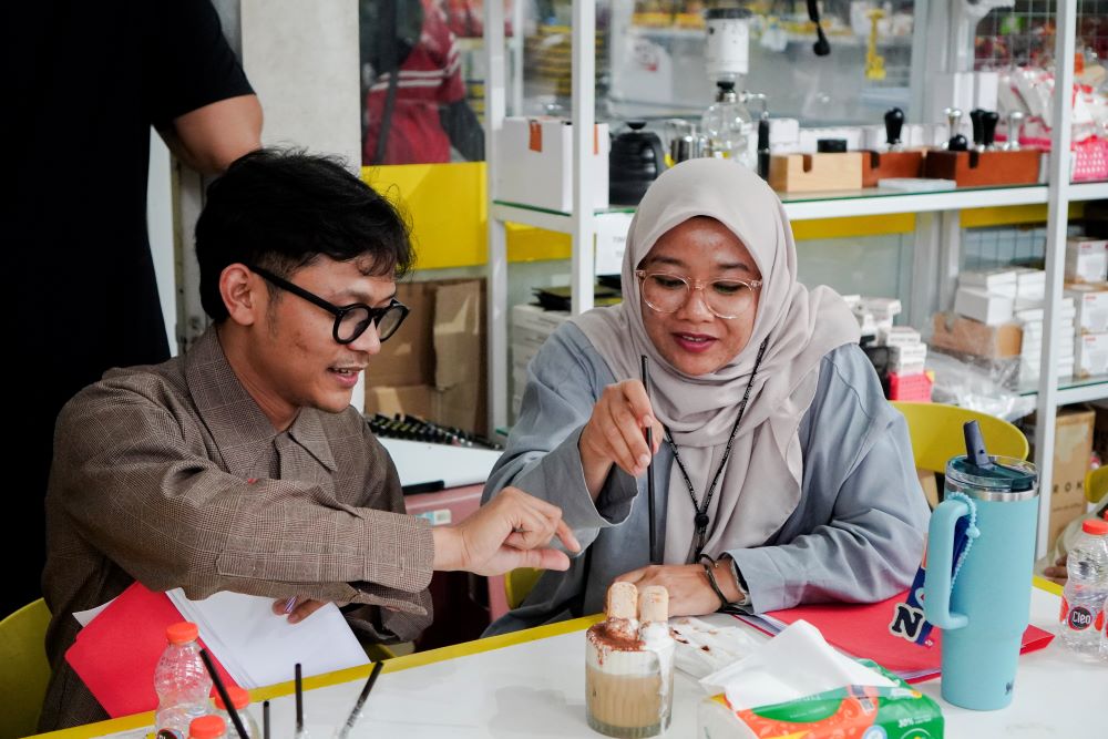 Raihan Hansen menjelaskan teknik ekstraksi espresso di acara Beyond Espresso