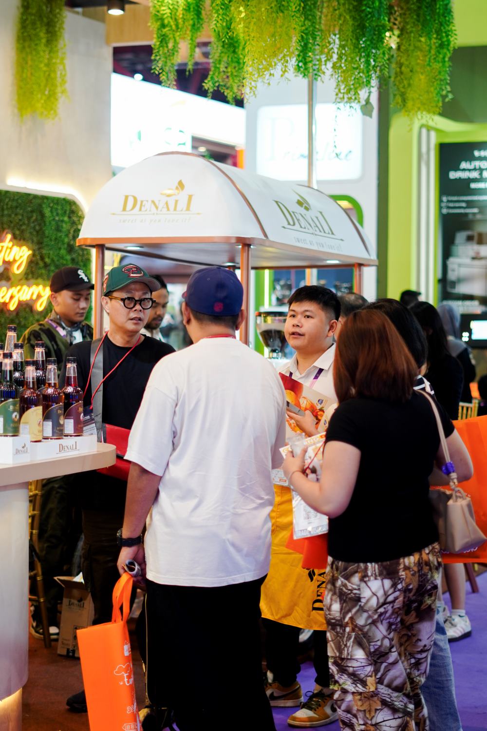 Keramaian pengunjung di booth Denali, Hambach, dan Maquinos di SIAL InterFOOD 2025