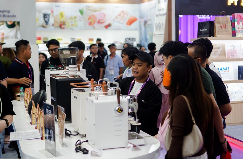  Suasana booth Hambach dan Maquinos yang ramai dengan uji coba mesin kopi dan grinder