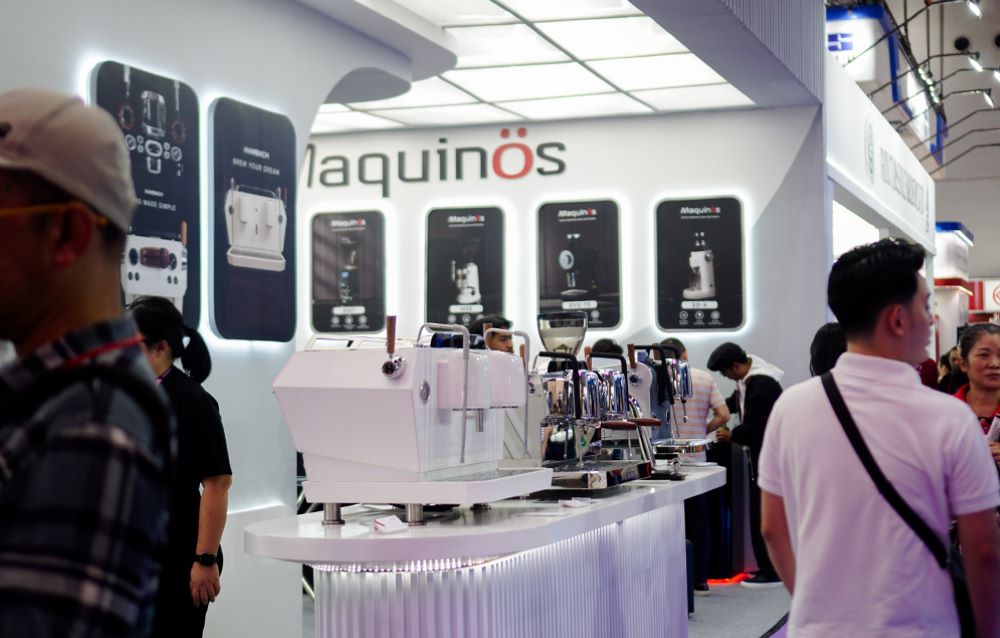 Coffee Grinder Maquinos dipamerkan di SIAL 2025, pengunjung mencoba tingkat kehalusan gilingan