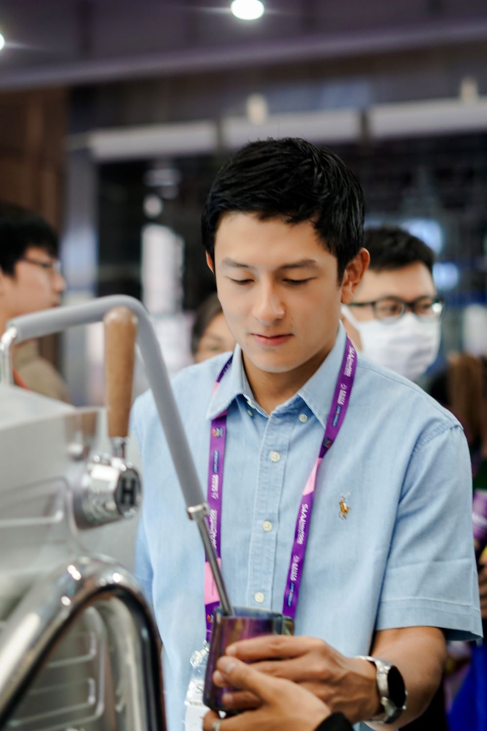 Pengunjung mencoba langsung Mesin Kopi Hambach Hornet di booth Hambach SIAL 2025