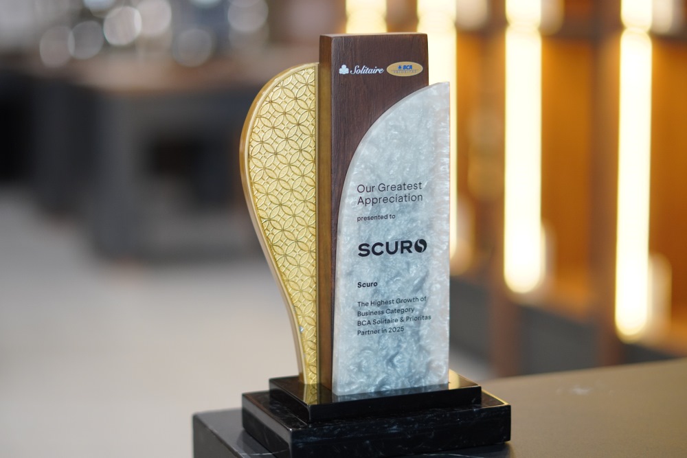 Piala penghargaan BCA Highest Growth of Business Category in 2025 yang diterima oleh Scuro.
