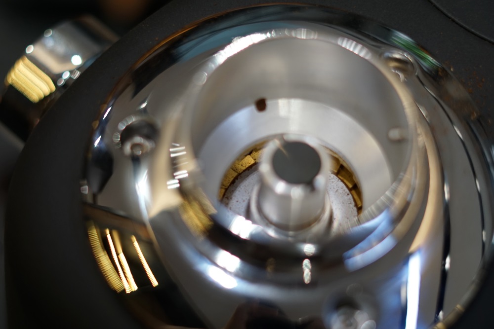 Grinder Maquinos E85T dengan burr 83mm titanium untuk high volume.