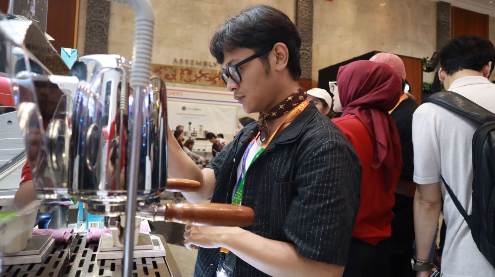 Booth Scuro di SIAL InterFOOD 2025 menampilkan mesin kopi Hambach dan Maquinos Coffee Grinder yang bisa dicoba langsung oleh pengunjung.