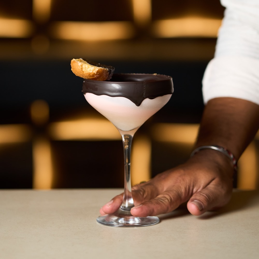 Segelas Queen Dessert Denali dengan warna tropis cerah, perpaduan coconut merah, passion fruit, susu, dan lemon dengan tekstur creamy menyegarkan.