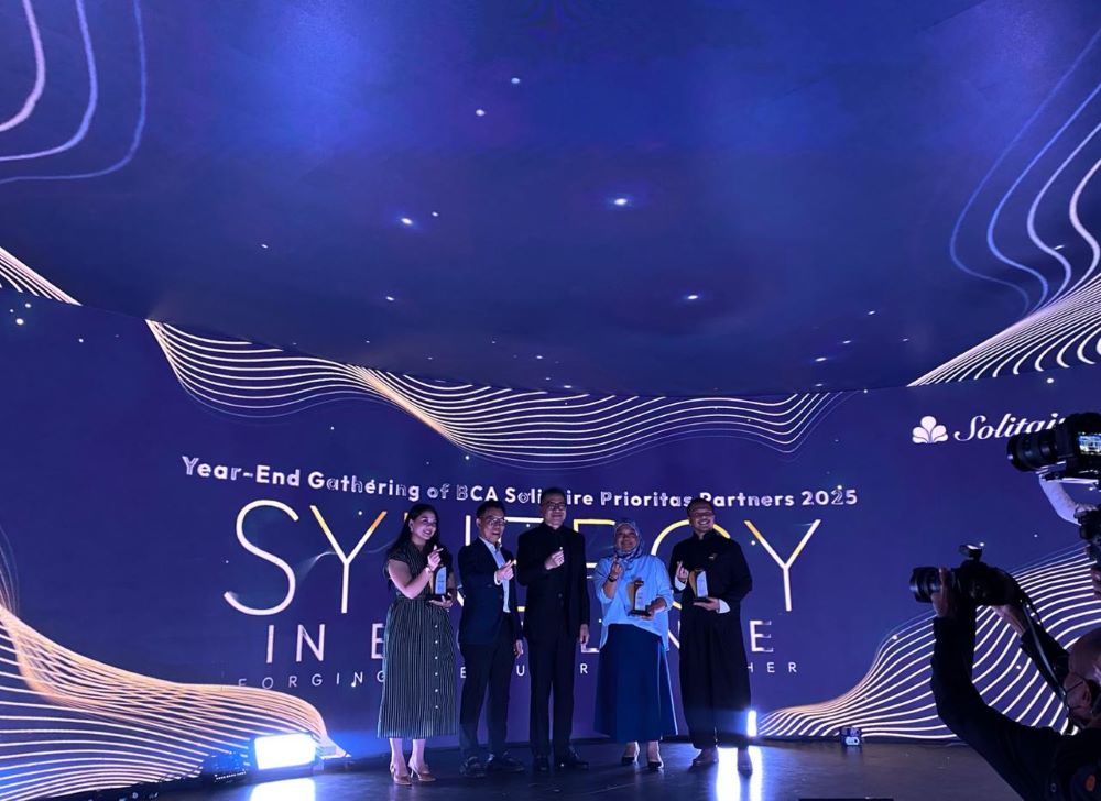 Tim Scuro saat sesi foto group pada penerimaan penghargaan BCA Synergy in Excellence.