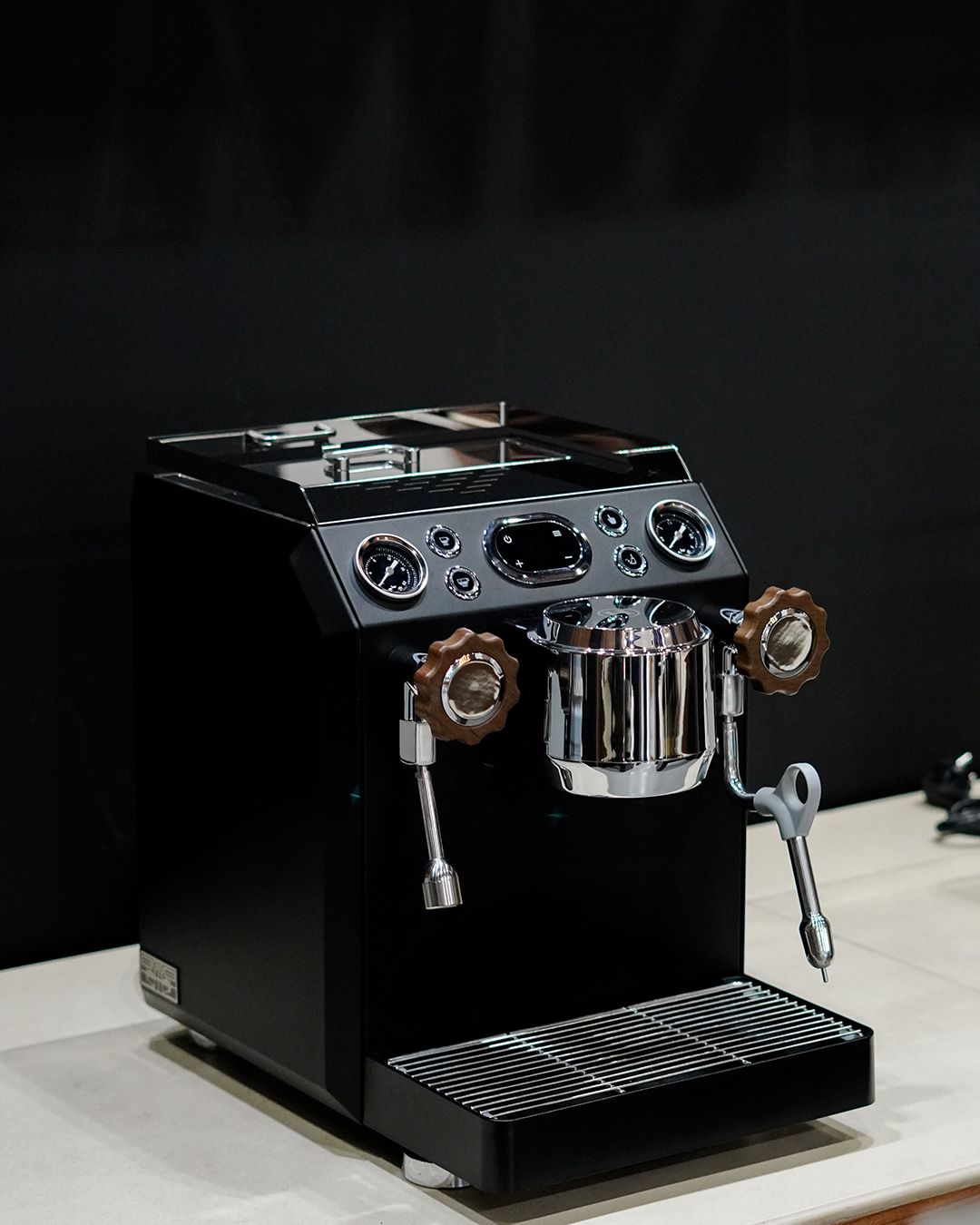 Hambach Falcon 1 Group, tampak samping, menampilkan koneksi water tank dan desain minimalis.