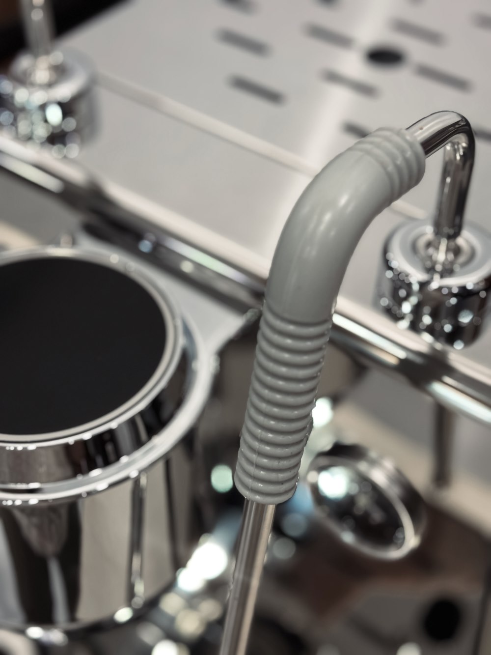 Close-up grouphead dan portafilter Hambach, menampilkan detail 58mm dan portafilter terpasang