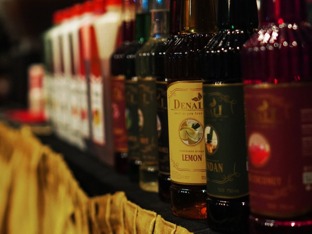 Peserta dari berbagai usia mengikuti praktik mixology menggunakan espresso, Denali, dan alat barista profesional.