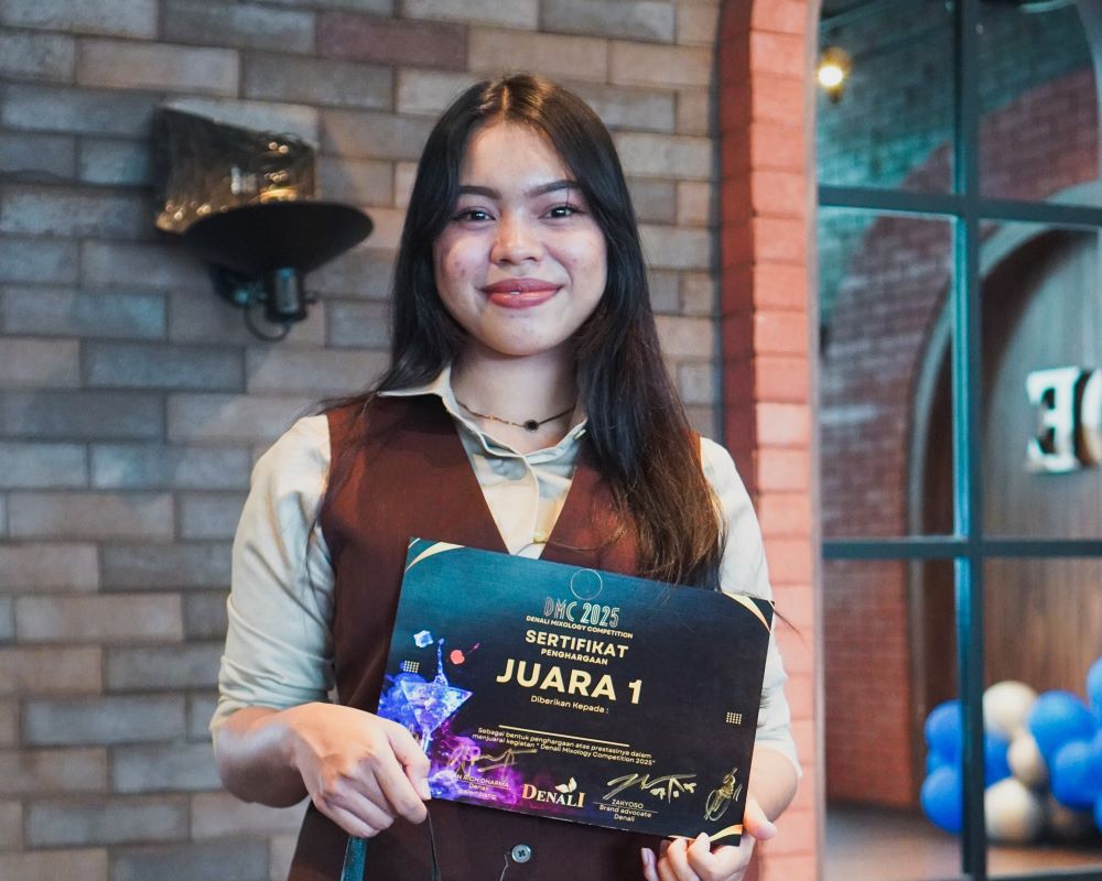 Para pemenang kompetisi Shake It Up berfoto bersama tim Denali, Hambach, dan Maquinos di Palembang.