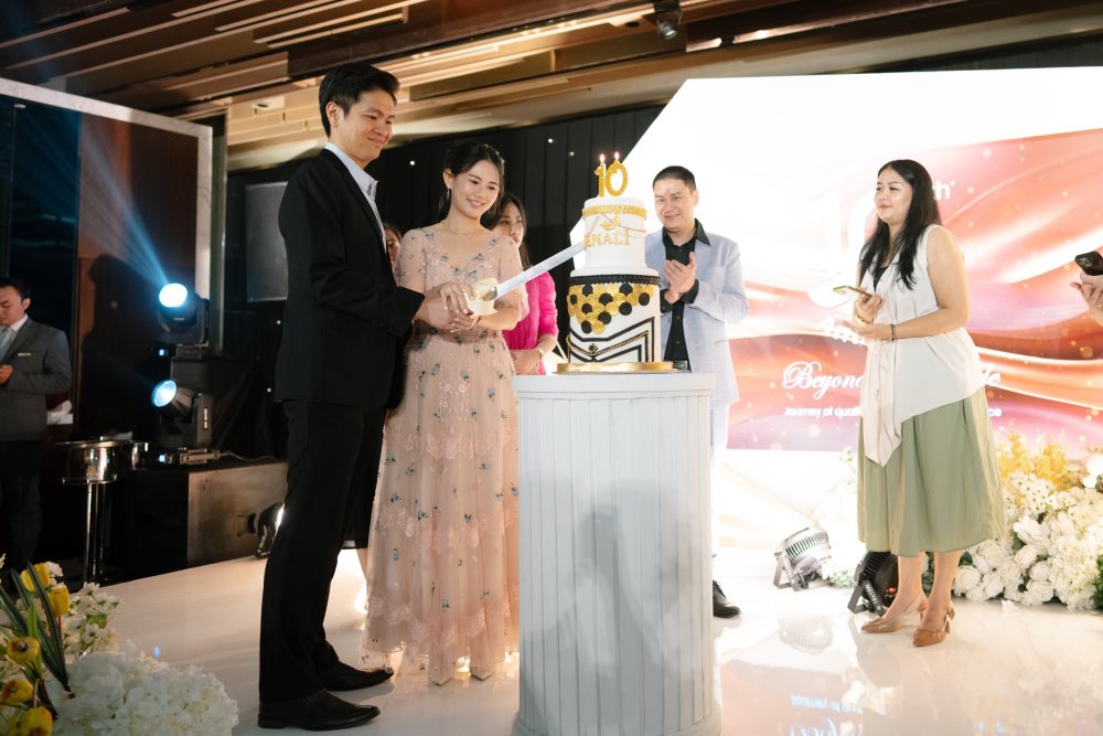 Prosesi potong kue perayaan 10 tahun Denali pada acara Beyond The Decade.