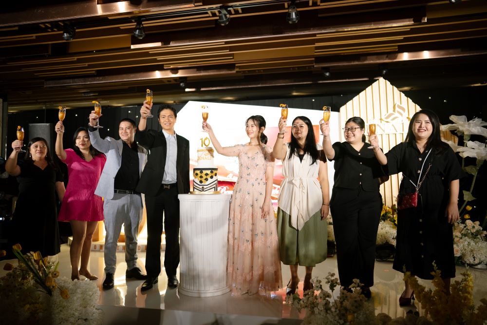 Tamu undangan melakukan cheers menggunakan signature drink Denali.