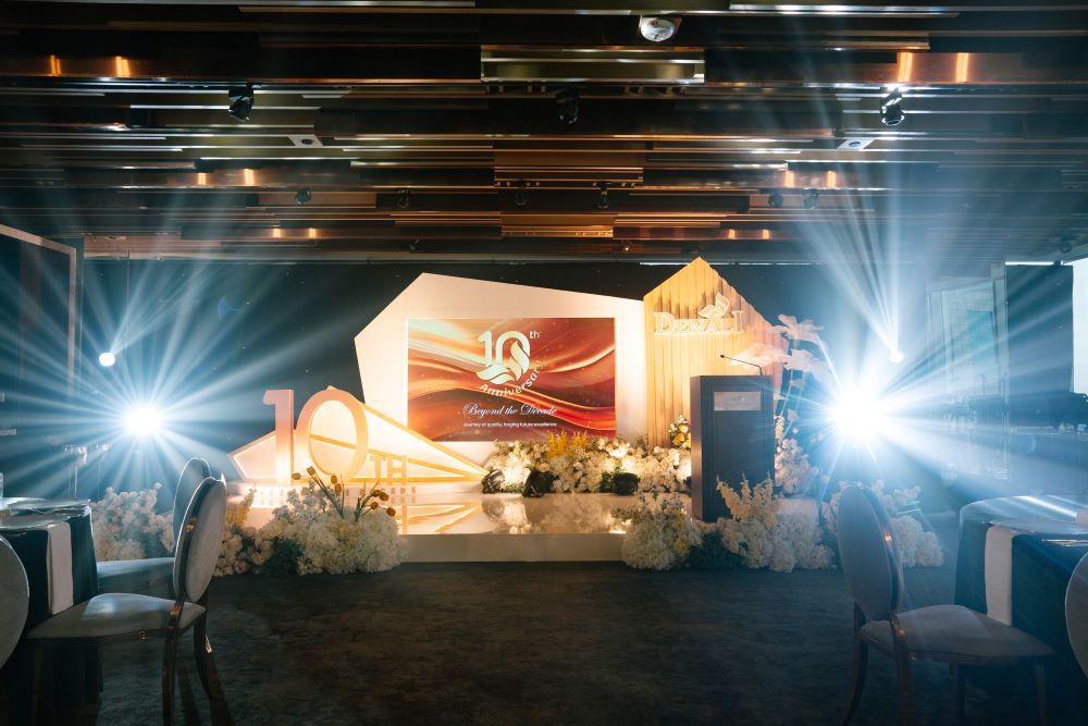 Panggung utama acara Denali Beyond The Decade 10th Anniversary di Park Hyatt Jakarta.