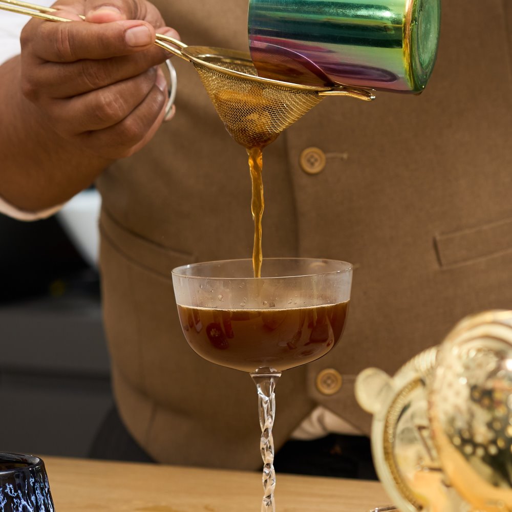 Barista meracik minuman mixology berbasis sirup Denali Gourmet