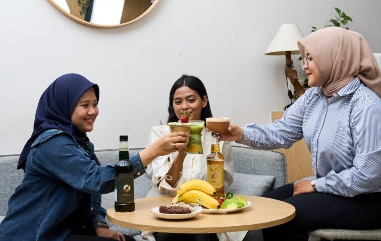 Customer menikmati signature drink cafe