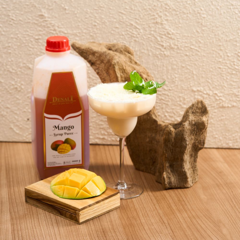 Mango Tango Denali minuman tropical creamy berbasis mangga dengan nata de coco, susu kelapa, honey syrup, dan tekstur frappe