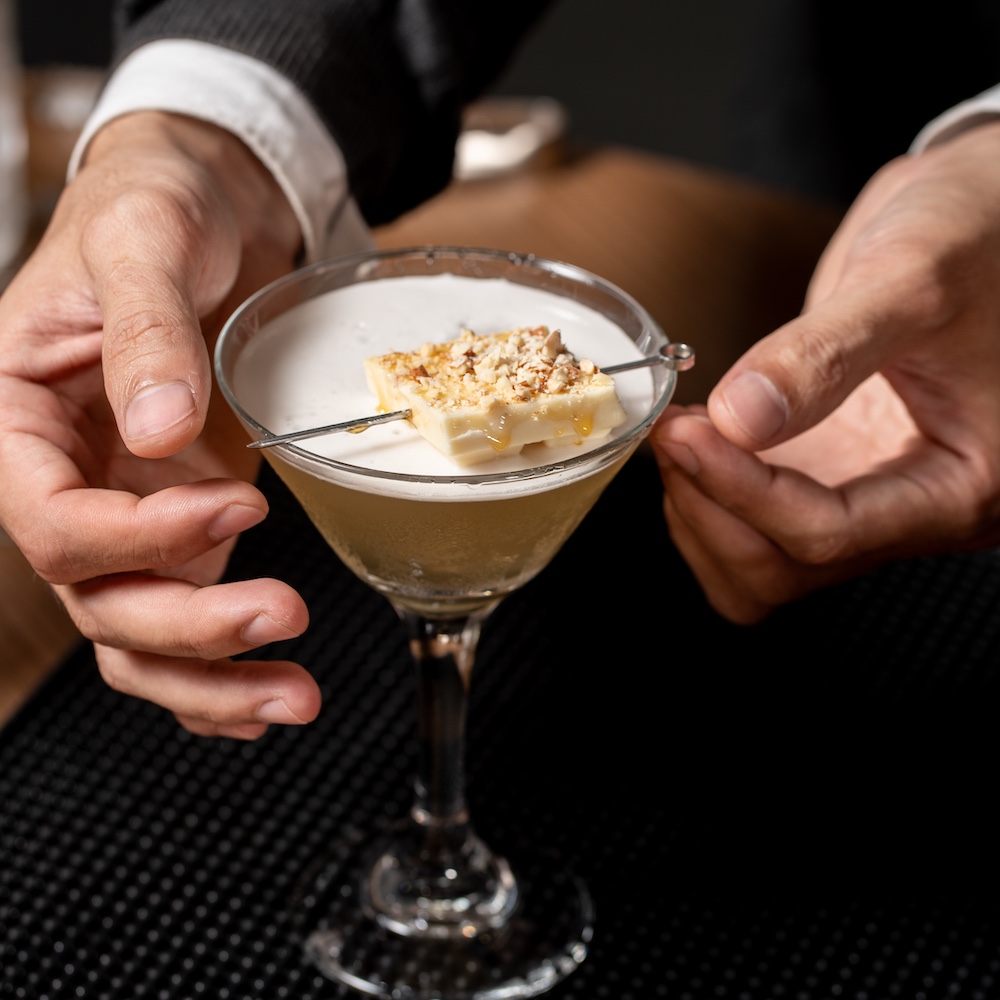 Minuman toffee nut dengan tampilan seperti cocktail di gelas martini