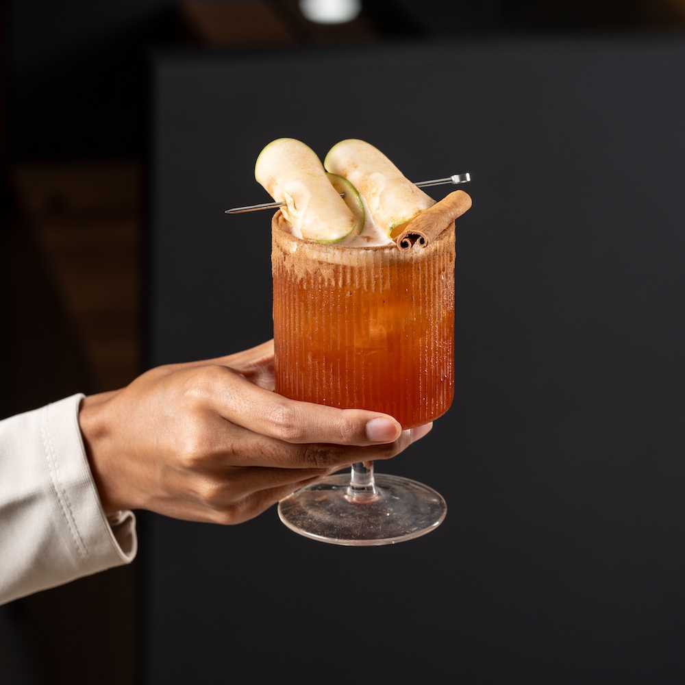 Minuman rasa apple pie dengan topping creamy dan taburan kayu manis