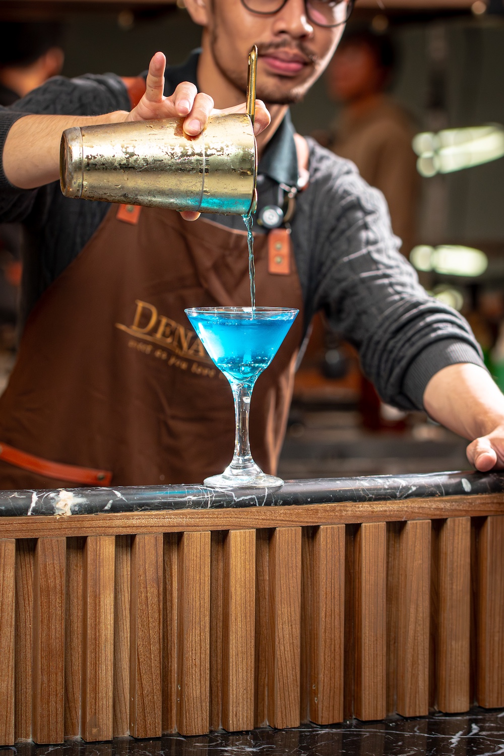 Barista menggunakan Denali Syrup untuk menu signature cafe