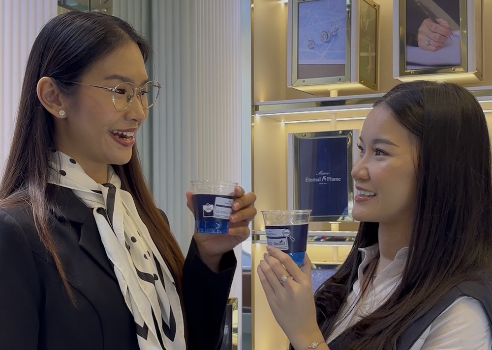 Pengunjung menikmati minuman premium Denali Syrup Gourmet di event Adelle Jewellery Maison Eternal Flame