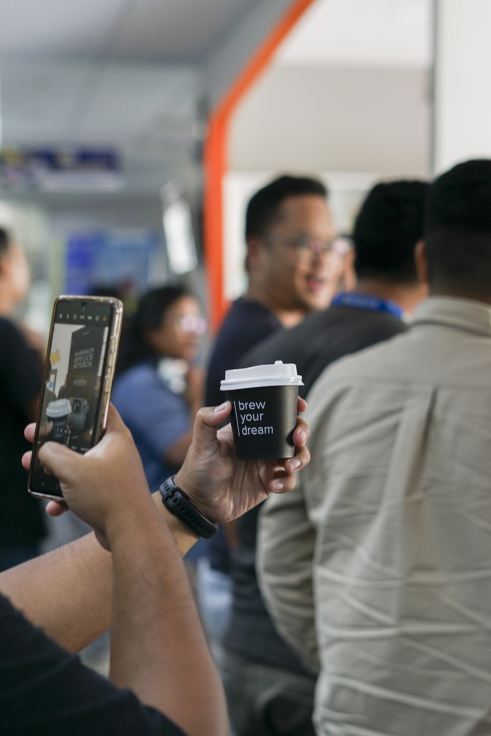 Karyawan Kompas.id berbincang dengan tim Hambach saat sesi Office Attack