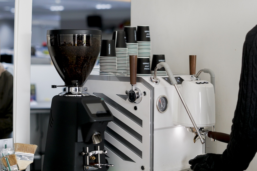 Barista Hambach menyeduh kopi gratis untuk karyawan Kompas.id