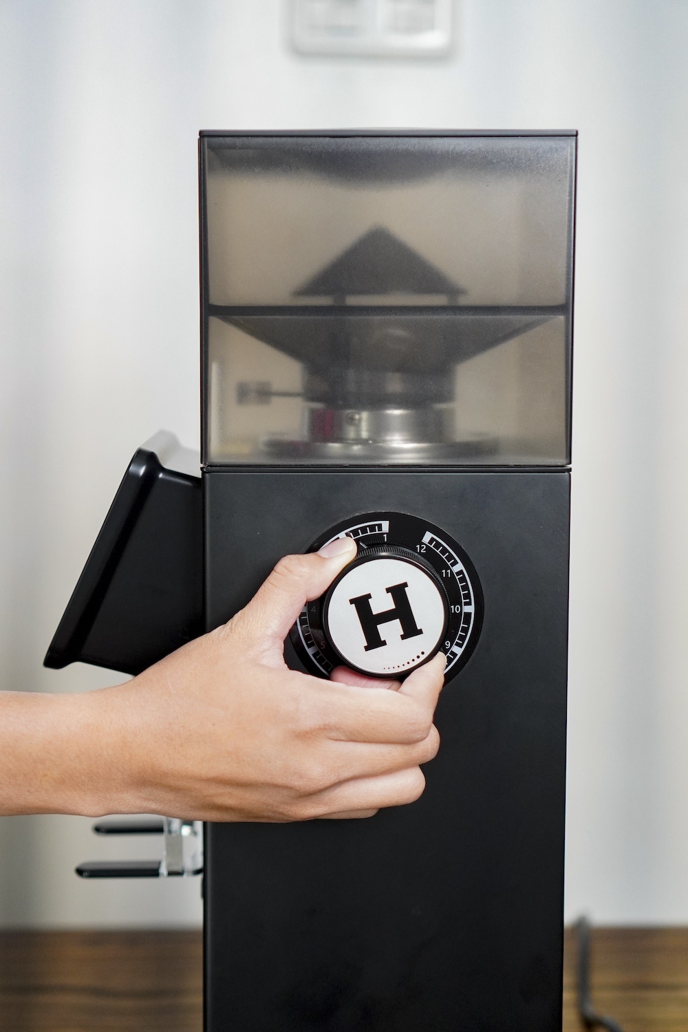 Hambach Nova coffee grinder di meja bar kafe modern