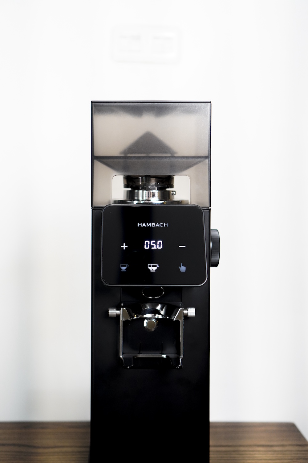 LED display Hambach Nova coffee grinder saat digunakan barista