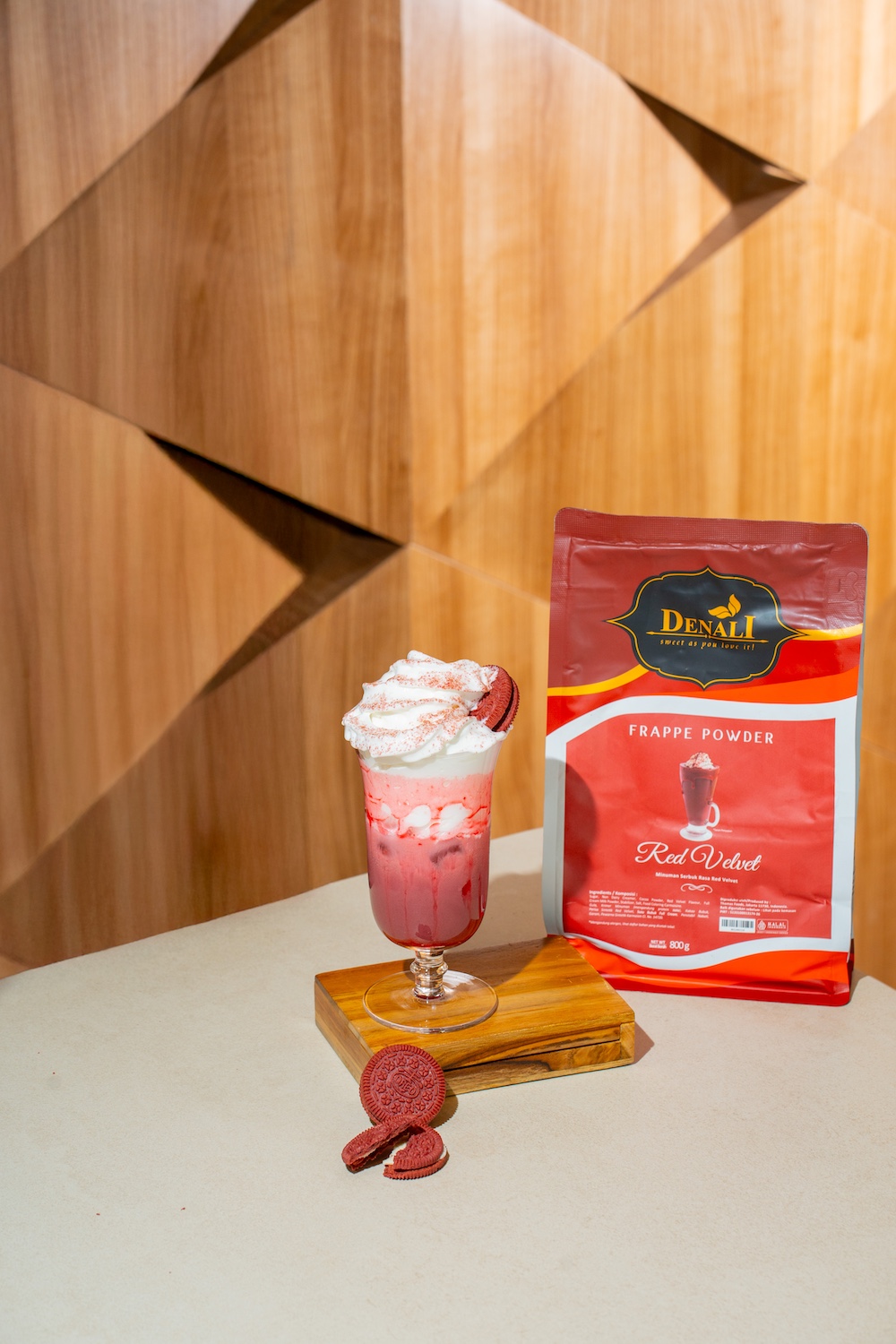 Spirit of Merdeka menggunakan Denali Red Velvet Powder dengan whipped cream, strawberry sauce, dan red velvet cookie dalam High Ball Glass.