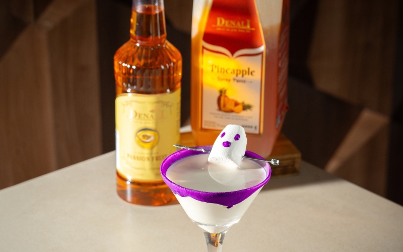Resep Casper Colada mocktail Halloween creamy dengan Denali Pineapple Puree di gelas martini.