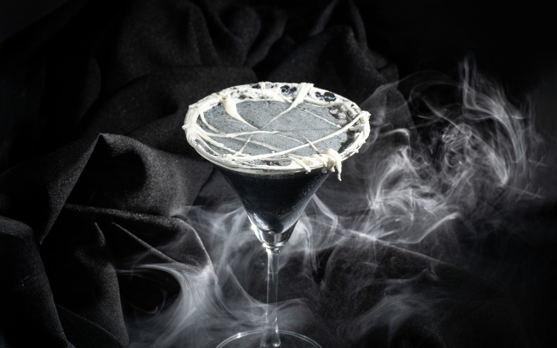 Resep Goth Graveyard edisi Halloween. Paduan Denali Goth Charcoal, Hazelnut Syrup, dan Frappe Base yang creamy, manis gurih, dan hitam pekat.