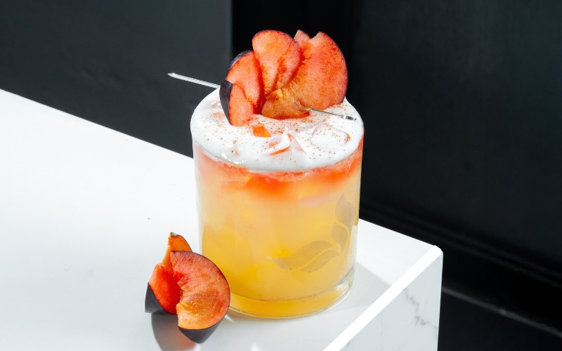 Resep Naila's Plum Affair mocktail buah plum dan sirup Denali dengan soft foam lembut