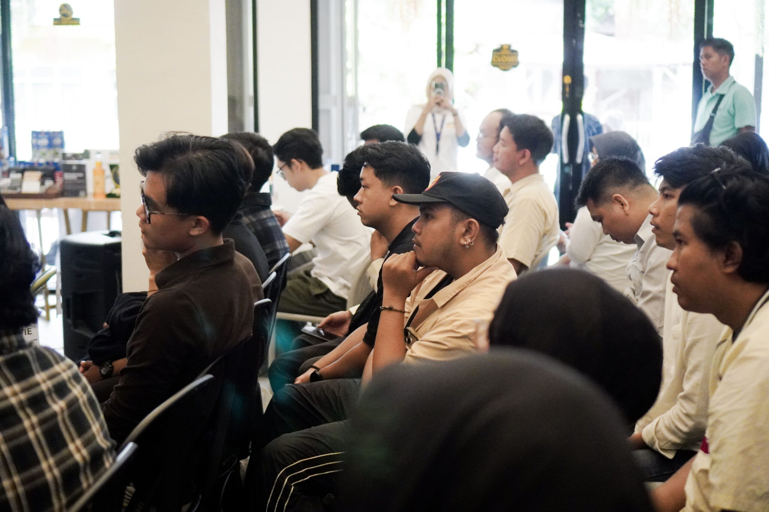 Peserta barista dan pegiat kafe memenuhi ruangan workshop Denali Temu Racik Padang