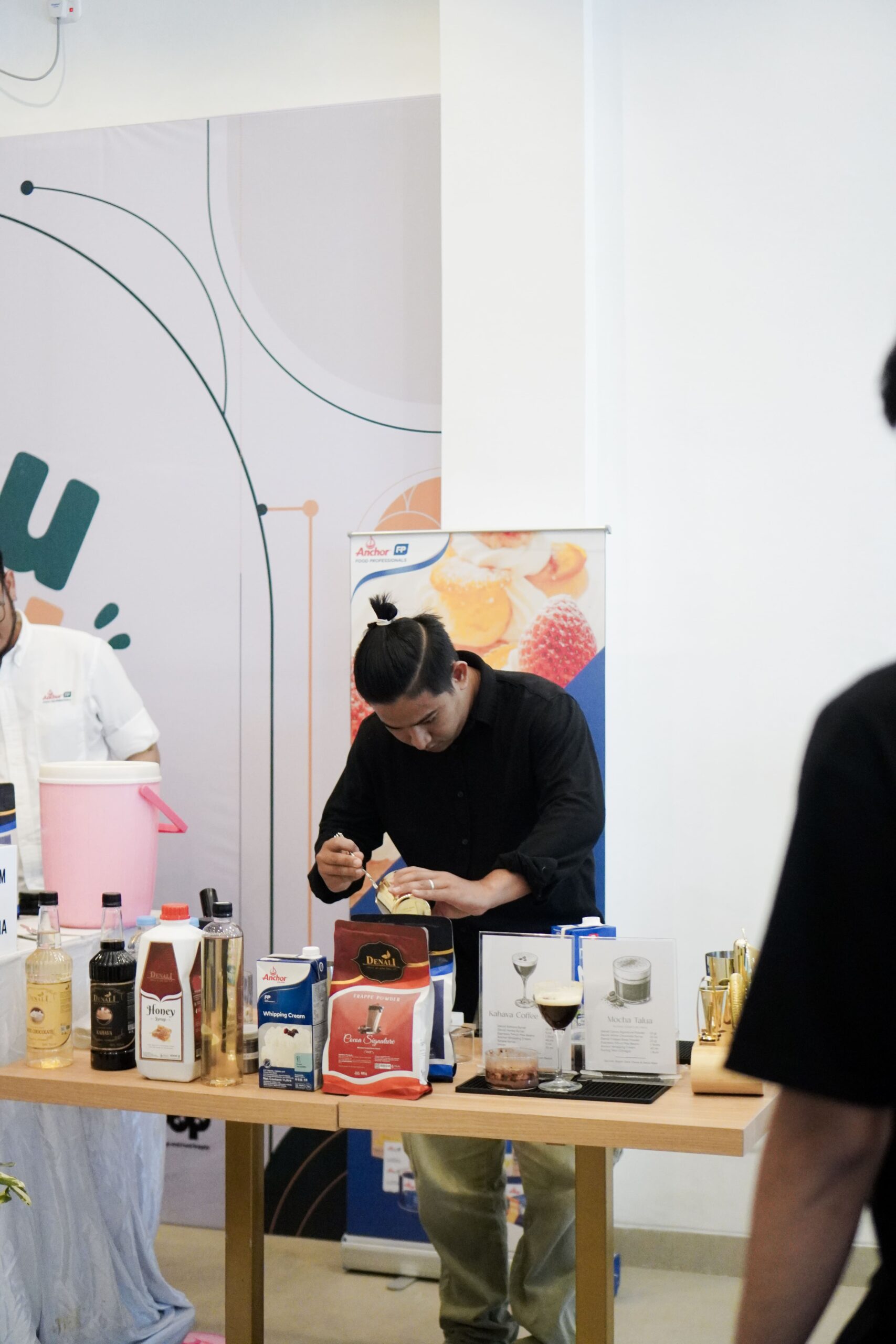 Speaker mendemonstrasikan teknik meracik minuman signature pada sesi workshop Denali Temu Racik Padang