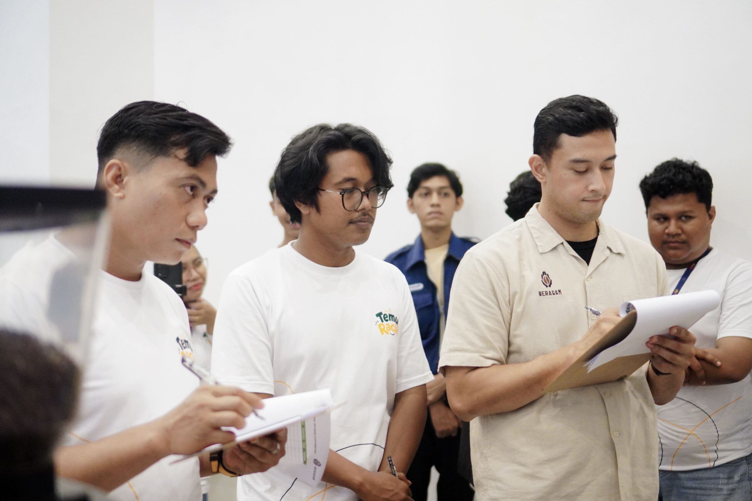 Aksi peserta barista meracik kreasi minuman pada babak penyisihan Denali Temu Racik Padang