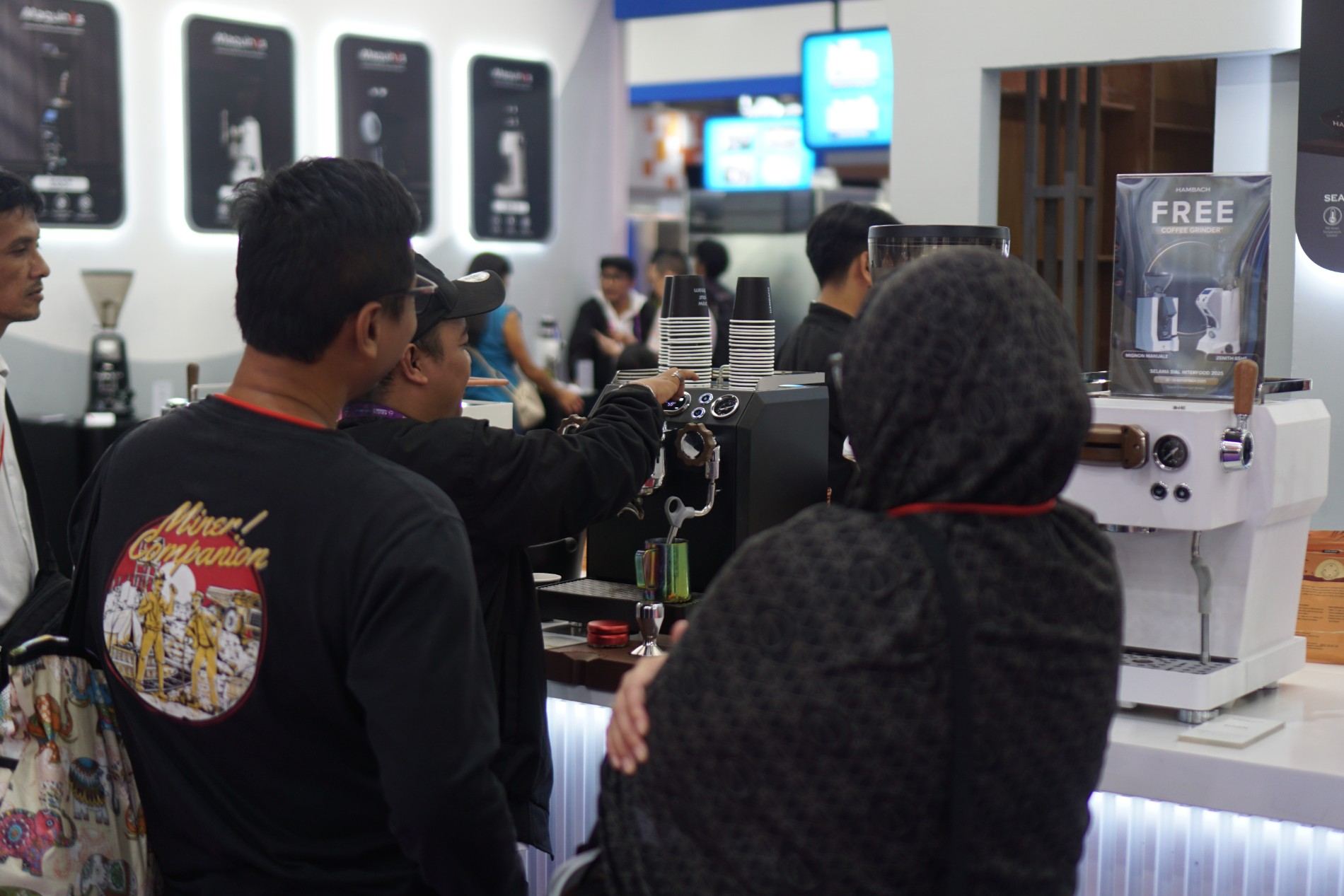 Pengunjung Interfood tertarik produk Hambach dan Maquinos